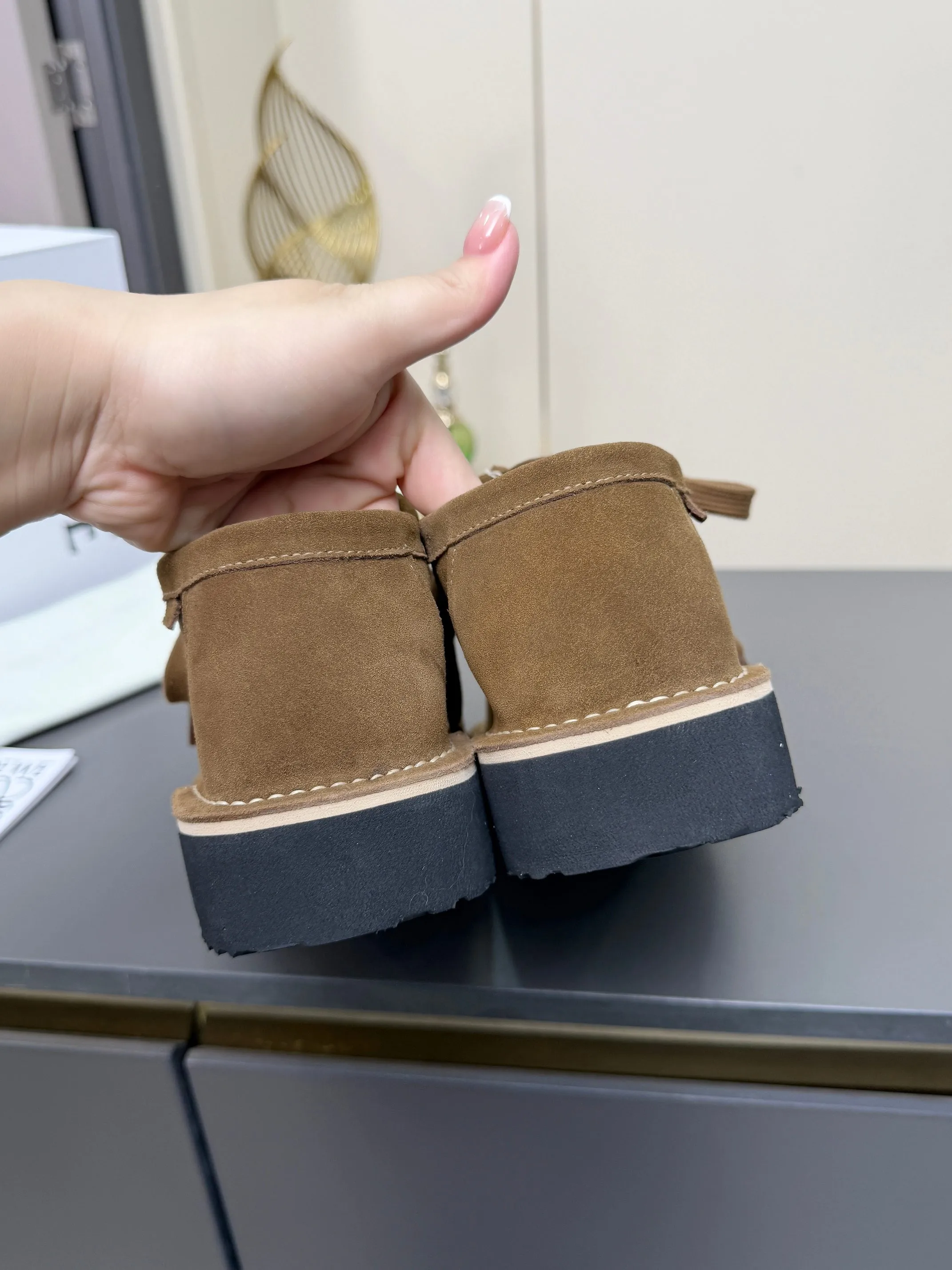 👟👟Ex-factory price 560👟👟 LOEWE·Loewe's latest kangaroo shoes, split cow leather, suede cow leather, thick-soled lace-up casual shoes, lace-up retro British style, from design to texture, allowing you to easily have a high-end luxury wearing experience. The upper is made of imported high-mercerized smooth cow suede. The delicate texture has a natural velvet-like sheen. Every inch exudes low-key sophistication. It is matched with the light-feeling EVA foam outsole. The 3-centimeter heel height is just right. It not only quietly elongates the body shape, but also brings the comfort of walking on the ground! The original version was purchased and developed, and the details are well handled. It is worth owning. It has a unique fashionable and trend-leading style. It is highly recommended to stock up. The shoe style is great, the leather is soft and comfortable, very comfortable on the feet and easy to match. ✦Fabric: imported high mercerized cowhide ✦Lining: no lining ✦Outsole: original EVA foam outsole ✦Number of sizes: women's size: 35#-40# (TT)
